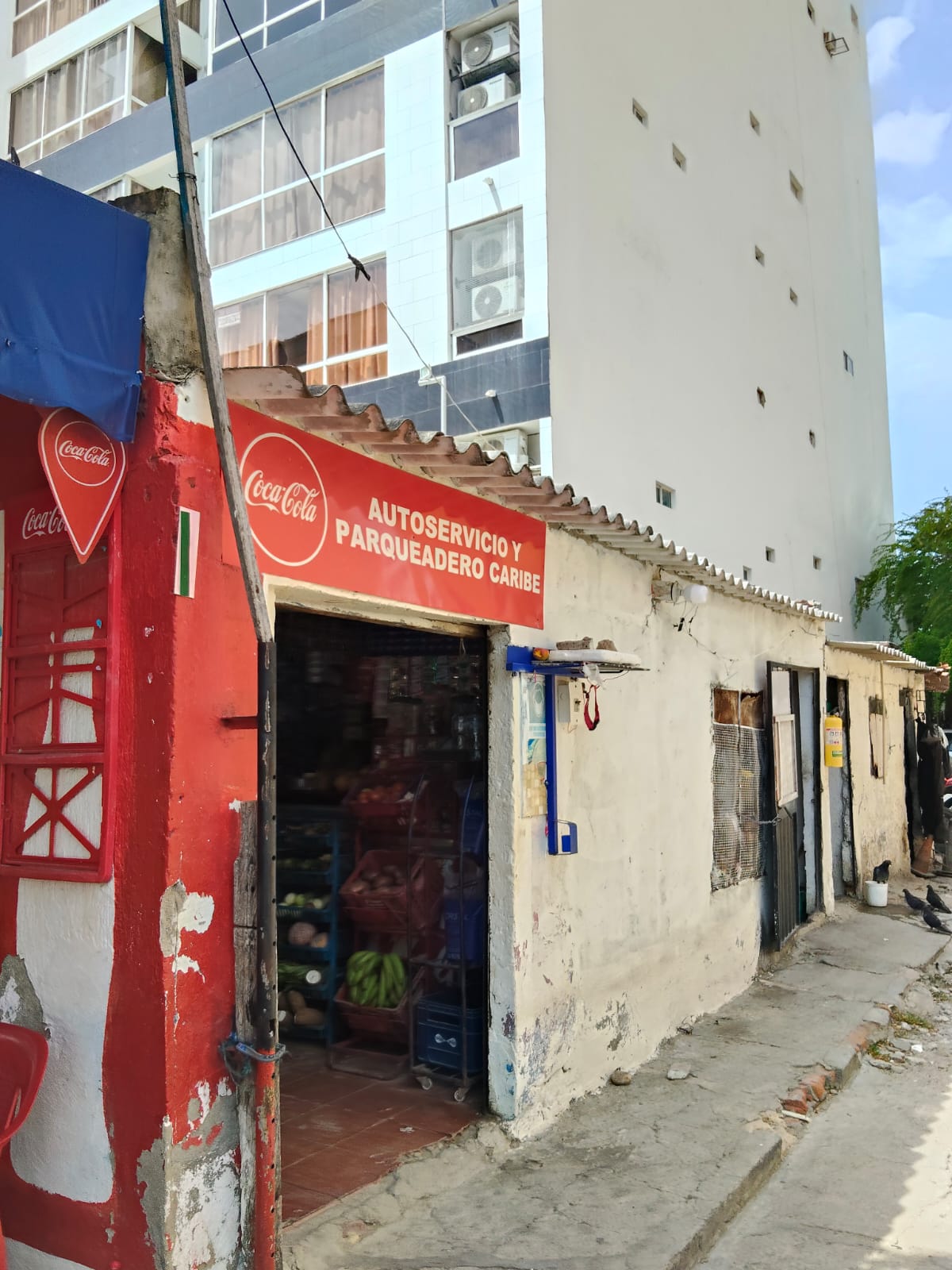 Autoservicio y Parquiadero Caribe