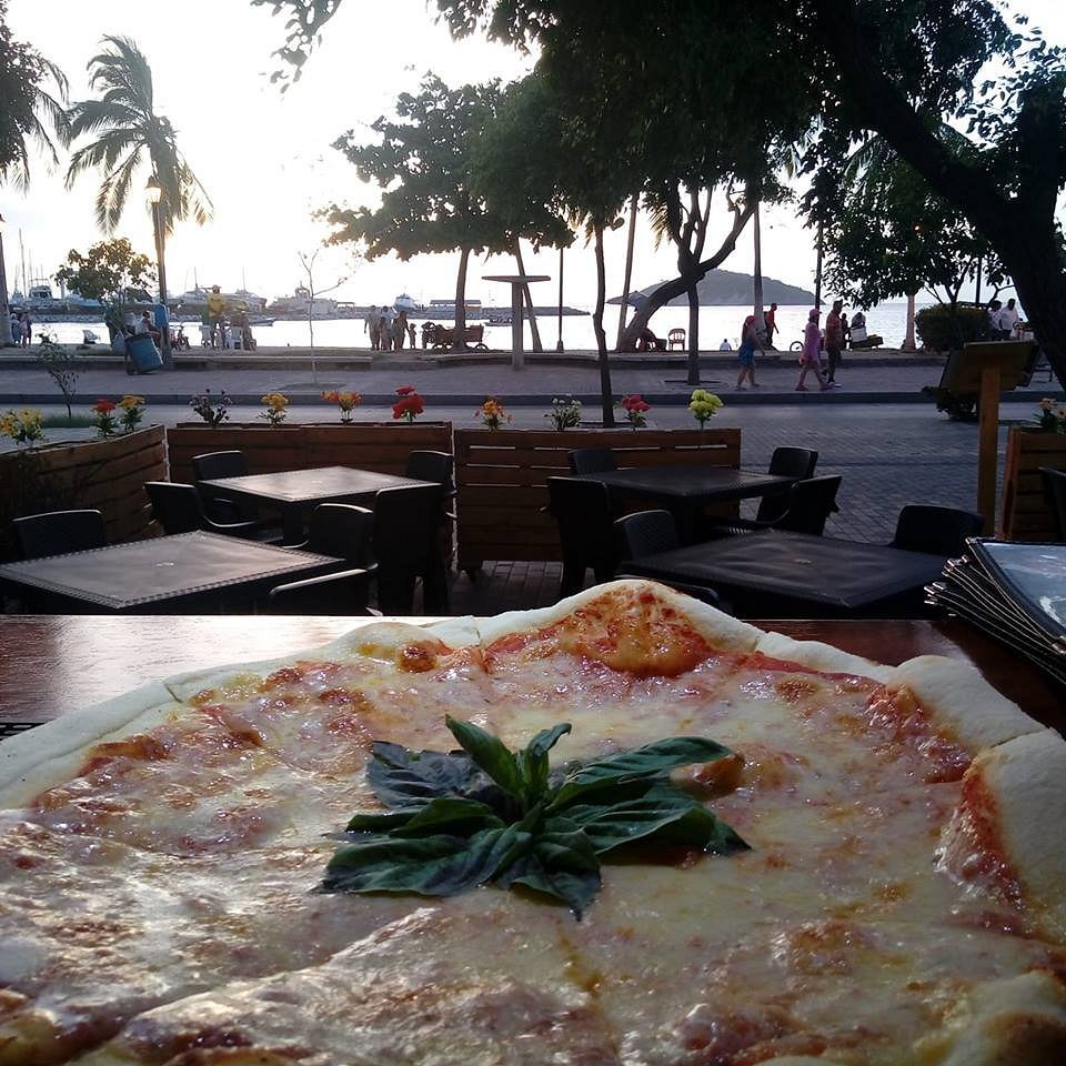 Via Roma Pizzeria y Cocktail Bar